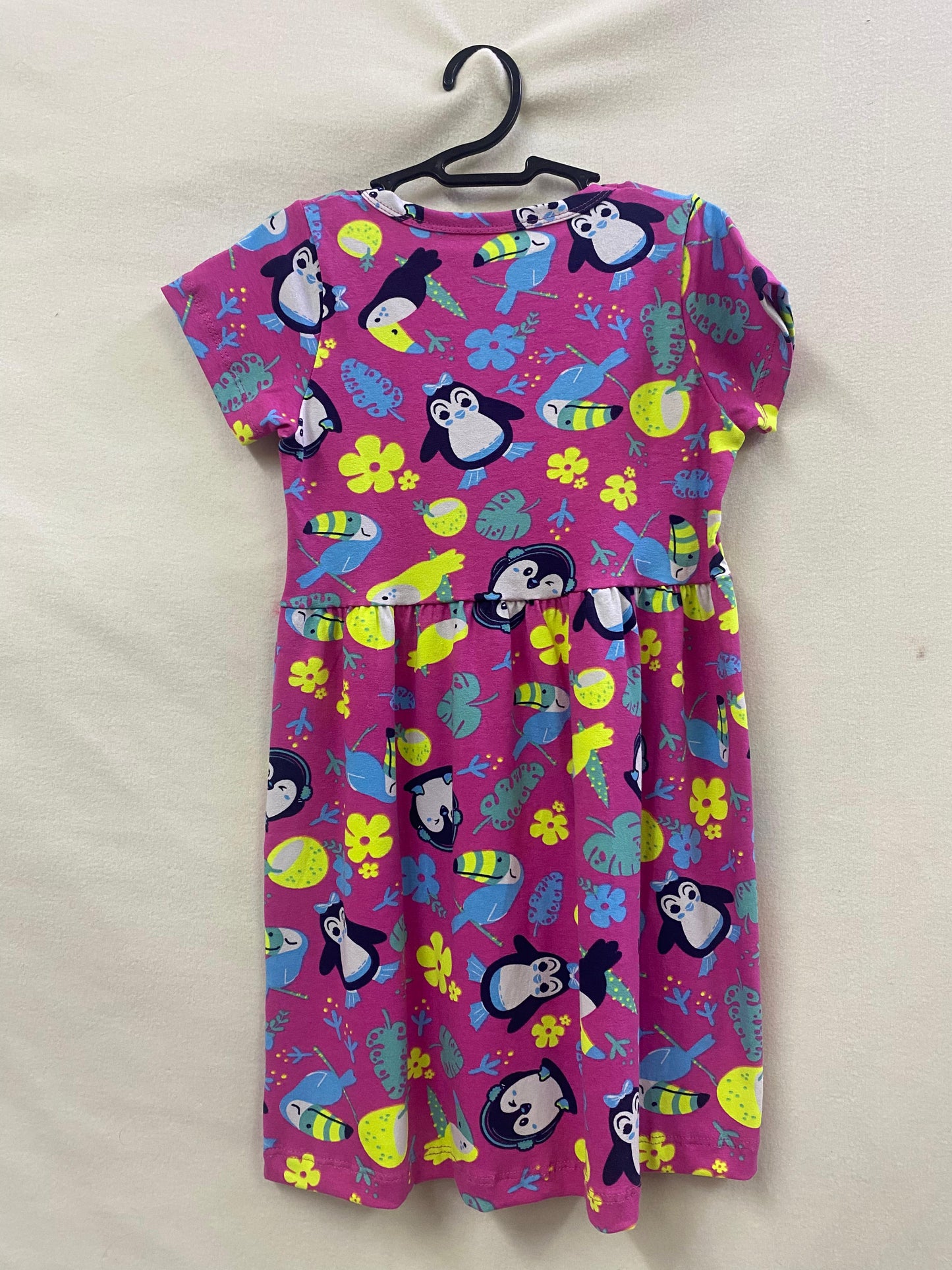 Vestido Estampado Pinguim com Fundo Rosa