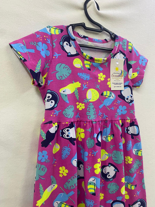 Vestido Estampado Pinguim com Fundo Rosa