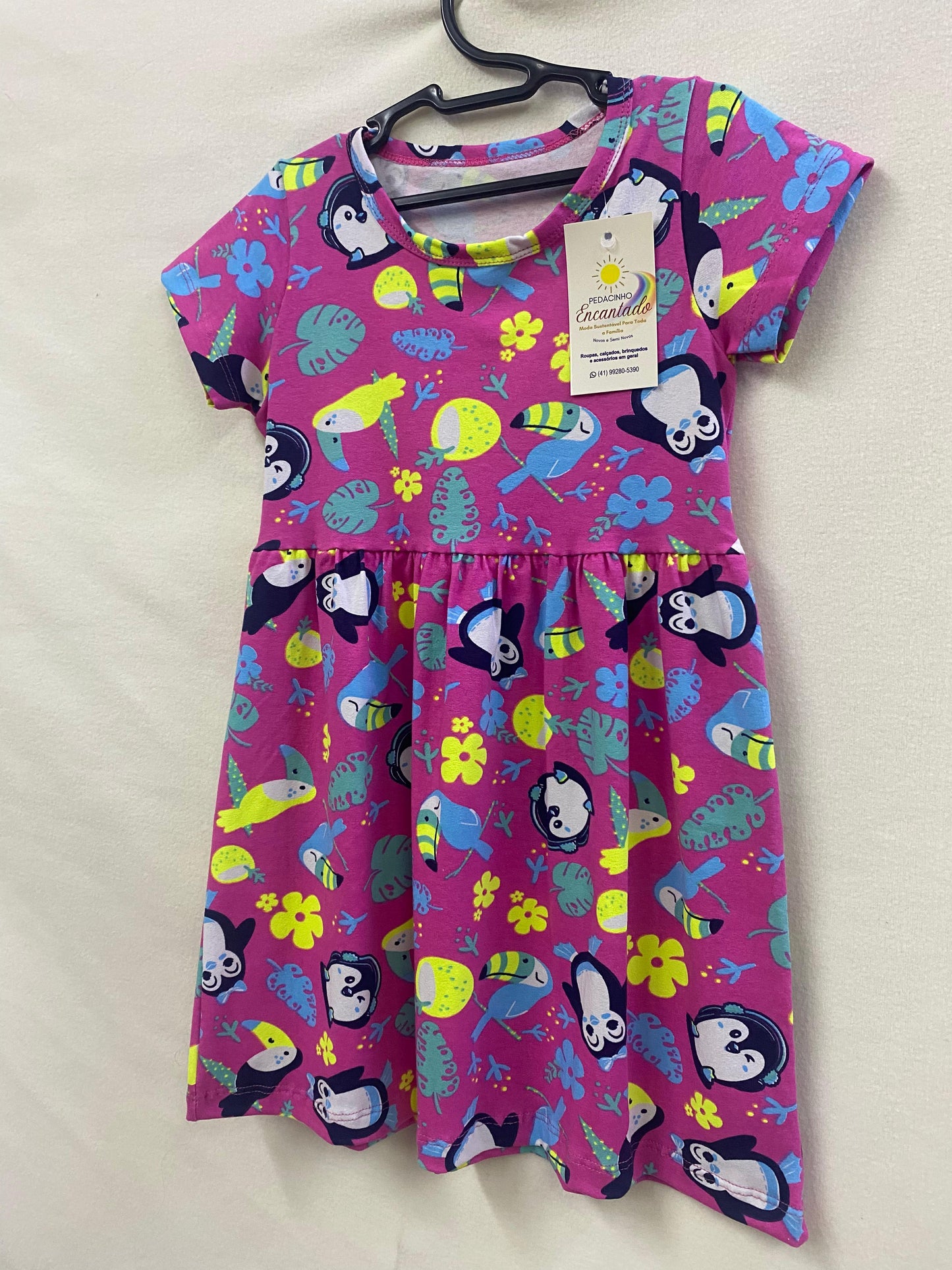 Vestido Estampado Pinguim com Fundo Rosa