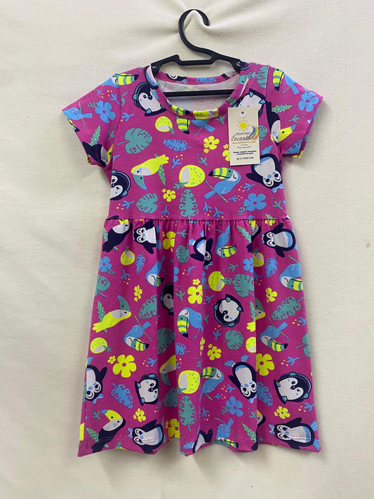 Vestido Estampado Pinguim com Fundo Rosa