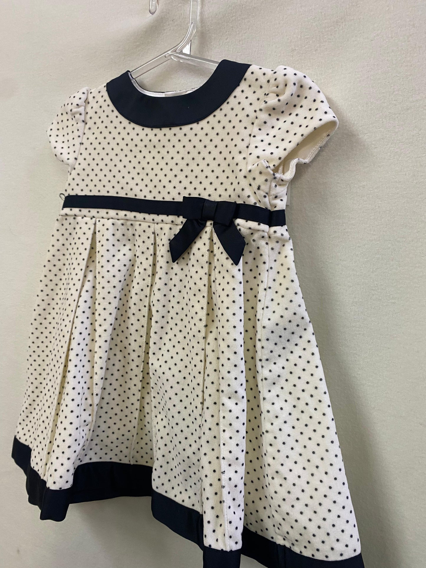 Vestido Off White com Bolinhas Pretas